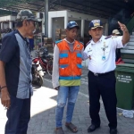 Sekretaris Dishub Gresik Agustin H. Sinaga saat memberikan arahan kepada salah satu jukir di kawasan Jalan Gubernur Suryo.