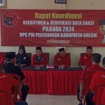 Ketua DPC PDIP Gresik, Mujid Riduan, bersama pengurus ketika rapat koordinasi Pilkada 2024. Foto: Ist