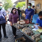 Petugas saat melakukan tera ulang timbangan milik pedagang di Pasar Pahing, Kota Kediri. Foto: Ist