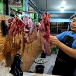 Penjual daging di Pasar Sidoharjo Lamongan.