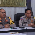 Kapolres Ngawi, AKBP. Dwiasi Wiyatputera dan Kasatlantas Polres Ngawi, IPTU Achmad Fahmi Adiatma saat melakukan pemantauan personel yang berada di Pos Pam dengan menggunakan aplikasi SOT SOPS Mabes Polri di ruangan Command Center, Rabu (28/12/2022).