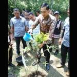 EBY saat tanam pohon di hutan kota Trenggalek. foto: HERMAN/ BANGSAONLINE