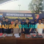 Wakapolres Kediri, Kompol Ambuka Yudha Hardi Putra (pegang mik), saat menggelar konferensi pers terkait pembunuhan gadis di bawah umur. Foto: MUJI HARJITA/BANGSAONLINE