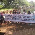 Aksi peringatan Hari Air se-Dunia yang digelar di Sumber Air Umbulan, di Kabupaten Pasuruan. foto: ahmad fuad/ BANGSAONLINE