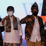 
Sandiaga Salahuddin Uno Menteri Pariwisata dan Ekonomi Kreatif RI bersama Bupati Baddrut Tamam dalam acara Pamekasan Fashion Week di Mandhapa Aghung Ronggosukowati, Pamekasan, Jumat (1/04/22). 