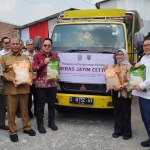 PJ Gubernur Jatim Adhy Karyono saat launching Beras 