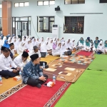 Wabup Qosim saat memberi pembekalan jemaah calon haji. foto: SYUHUD/ BANGSAONLINE