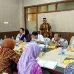 KONSULTASI: Komisi D DPRD Sidoarjo mendampingi perawat Ponkesdes menyampaikan aspirasi ke Dinkes Jatim, Selasa (8/1). foto: ist