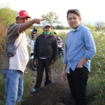 LIHAT POTENSI: Achmad Amir Aslichin blusukan ke tambak di kawasan Kecamatan Jabon, belum lama ini. foto: ist