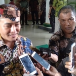 Bupati Pamekasan ketika memberi keterangan pada wartawan.