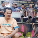 Pelaku saat ditangkap petugas berikut barang bukti berbotol-botol minuman arak.