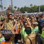 Ratusan Kades dan perangkat desa se-Kabupaten Jombang saat berorasi di alun-alun kota, Selasa (20/9). foto: RONY SUHARTOMO/ BANGSAONLINE