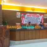 Wakil Ketua DPRD Nganjuk, Jianto, saat memimpin rapat paripurna terkait jawaban bupati. Foto: BAMBANG DWI JULIANTO/BANGSAONLINE
