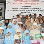 KWG dan Serikat Pekerja FSPMI PT. Smelting bersama anak yatim dan janda yang menerima santunan. foto: SYUHUD/ BANGSAONLINE