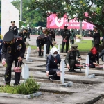 Kapolres Mojokerto Kota bersama Forkopimda saat tabur bunga di TMP Gajah Mada, Kamis (10/11/2022)