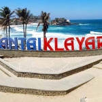 Pantai Klayar, Pacitan. foto: travelingan.net