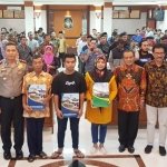 Kepala Bakesbangpol Jonathan Judianto, didampingi Kabiro Umum Setdaprov Jatim Yanuar Rahmadi menyerahkan bantuan Gubernur Jatim untuk korban dampak perselisihan suporter sepakbola saat semifinal Piala Gubernur Jatim 2020 di Kota Blitar, belum lama ini. foto: ist.