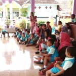 Anggota Polsek Songgon Banyuwangi saat memberikan pengarahan ke siswa PAUD.