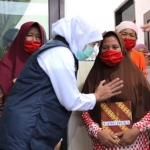 Gubernur Jawa Timur, Khofifah Indar Parawansa saat takziah ke rumah duka dua korban yang terbawa arus sungai di Dusun Prajjan Laok Timur Sungai, Desa Prajjan, Kecamatan Camplong, Kabupaten Sampang, Minggu (20/12). foto: ist