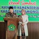 Kepala Kantor Kemenag Lamongan H. M. Muhlisin Mufa (kiri) saat acara kenal sambut.