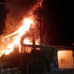Kebakaran Gudang Limbah Berbahaya dan Beracun (B3) milik PT Jaya Jagat Raya yang berlokasi di Desa Tambak Sawah, Kecamatan Waru, tepatnya sebelah barat PT Siantar Top, alami kebakaran, Kamis (6/6/2024).