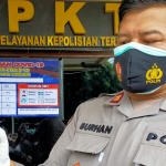 Kapolsek Garum Iptu Burhanudin saat menunjukkan barang bukti. (foto: ist)