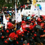 Karyawan korban PHK PT Smelting ketika demo di DPRD Gresik. foto: SYUHUD/ BANGSAONLINE.