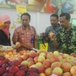 SIDAK: Petugas Dinkes dan Disperindag Bojonegoro melakukan sidak di beberapa toko buah. Hasilnya petugas menemukan apel impor jenis Granny Smith dan Gala Red yang masih terjual. Foto: Eky Nurhadi/BangsaOnline