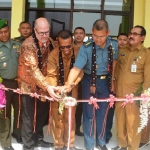 Konjen AS di Surabaya, Mark Mc Govern bersama Perwakilan dari Komando Armada Daerah II Kolonel Laut Eka Prabawa saat meresmikan SDN Duduksampeyan. foto: SYUHUD/ BANGSAONLINE