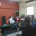 Sidang vonis M. Yunus Wahyudi terdakwa kasus informasi hoaks terkait Covid-19 di Pengadilan Negeri Banyuwangi berlangsung ricuh, Kamis (19/8/2021). (foto: ist)