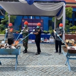 Pemusnahan ratusan barang yang sudah ditetapkan sebagai Barang Milik Negara (BMN) maupun Barang Yang Dikuasai Negara (BDN) di Kantor Bea dan Cukai Juanda, Sidoarjo, Selasa (27/10/2020).