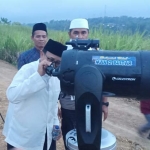 Bupati Blitar Rijanto ikut meneropong saat menghadiri Rukyatul Hilal di Bukit Banjarsari.