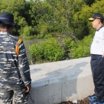 Kaskoarmada II saat meninjau langsung latihan terakhir Jungle Survival Prajurit KRI, di hutan Bakau sekitar dermaga baru Semampir Koarmada II, Jum’at (20/7).