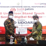 Direktur Komersial & Korporasi Bank Jatim, Edi Masrianto, menyerahkan secara simbolis kepada Bupati Sidoarjo, Ahmad Muhdlor Ali.