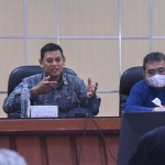 Wali Kota Kediri, Abdullah Abu Bakar, saat memberi keterangan kepada awak media di balai kota. Foto: Ist