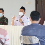 Bupati Gus Yani ketika menemui perwakilan pengemudi ojol (ojek online). foto: SYUHUD/ BANGSAONLINE