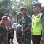 Bupati Jombang, Hj Mundjidah Wahab saat menyerahkan bibit pohon secara simbolis untuk ditanam.