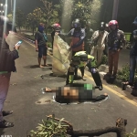 Polisi saat melakukan olah TKP. Tampak satu korban tewas sebelum dievakuasi.