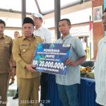 Wakil Bupati Pasuruan KH Mujib Imron (dua dari kiri) bersama Kepala Dinas Perkim Eko Bagus Wicaksono saat menyerahkan BSPS secara simbolis.