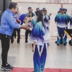 Bupati Jember, Hendy Siswanto, saat memberikan apresiasi kepada para atlet berprestasi dalam Porprov Jatim VII 2022.