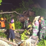 Anggota Koramil 0805/02 Paron yang sedang bertugas bersama warga setempat melakukan pembersihan di rumah milik korban. (foto: ist)