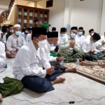 Para ulama dan tokoh Jawa Timur dalam acara salat malam dan istighatsah yang dipimpin Prof. Dr. KH. Asep Saifuddin Chalim, M.A., di kawasan Pondok Pesantren Amanatul Ummah Jl Siwalankerto Utara, Kamis (6/5/2021) malam. foto: mma/ bangsaonline.com