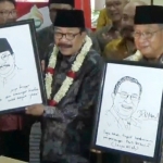 Menko Perekonomian dan Gubernur Jatim saat menerima cindera mata.