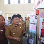 Plt Bupati Nganjuk, Marhaen Djumadi, saat meninjau stan pameran Job Fair di GOR Bung Karno.