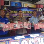 Kapolres Lamongan AKBP Harun dan Kalapas Lamongan Priyana saat konferensi pers.
