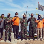 Kapten Laut Erdis PJs. Palaksa Lanal Batuporon, Kapten Laut Suliana Pasops Lanal Batuporon, H. Ibnu Kepala Desa Padelegan, Babinsa, Bhabinkamtibmas Padelegan, Perwakilan FRPB, dan Relawan Pamekasan Hebat. (foto: ist)