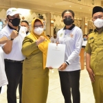 Bupati Gus Yani didampingi Wabup Bu Min bersama Ketua KONI Gresik dr. Anis Ambiyo Putri, dan Kepala Dispora Gresik Agustis Halomoan Sinaga saat pembekalan atlet. foto: SYUHUD/ BANGSAONLINE