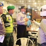 Petugas gabungan saat memberikan imbauan di caffe-caffe.