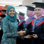 Pembina SOTH dan Selantang, Ferry Silviana Abdullah Abu Bakar atau yang akrab disapa Bunda Fey, saat menyalami salah satu wisudawati. Foto: Ist