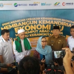 Ketua Tanfidziyah PBNU, Alissa Wahid, saat meresmikan BUMNU Grosir Jember.